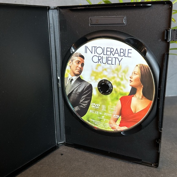 Intolerable Cruelty DVD - Picture 3 of 3